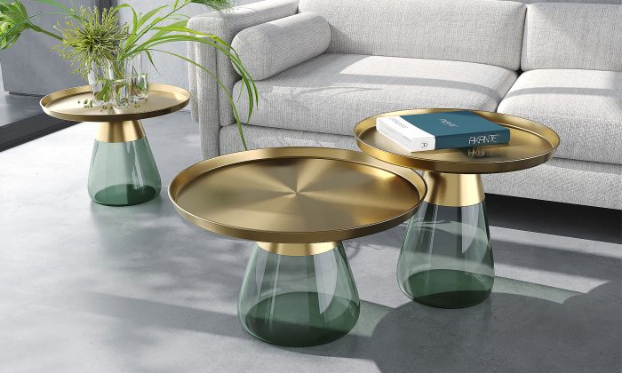 Collection de 3 tables, 1 table basse, 1 bout de canapé et 1 en métal bronze et verre vert. Toutes les tables ont une échelle différente avec un plateau en doré et un pied bouteille de verre.