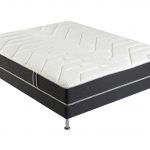 Un matelas avec matelas mousse alvéolaire avec 5 zones de confort. Avec un sommier en tissu gris. De 23cm de hauteur. Meubloo