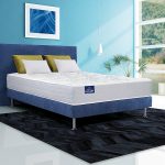 Un matelas composé de mousse polyuréthane haute résilience, doté de 828 ressorts ensachés et offrant 7 zones de confort. Il est sublimé par un sommier et une tête de lit habillés de tissu bleu marine.